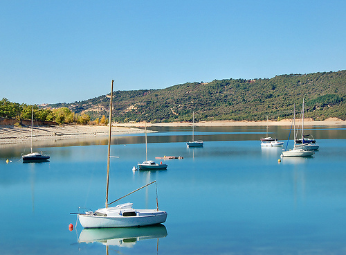 Calme plat sur lit turquoise - Lac de Sainte-Croix par Charlottess