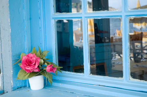 Fenêtre bleue à Ramatuelle par GUY DUBLET