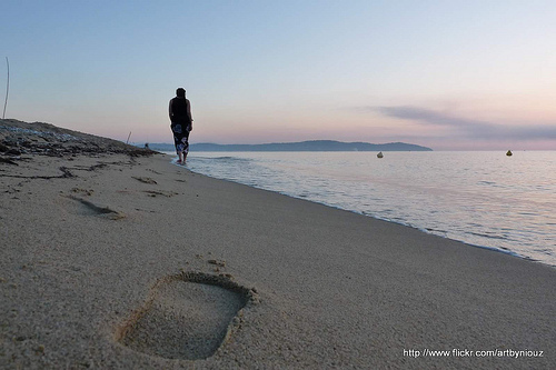 Promenade sur le sable par Niouz