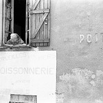 Ya du monde au balcon ! Poissonnerie par Hunchentoot - Sollies Toucas 83210 Var Provence France