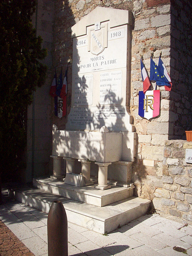 Monument aux morts, Solliès-Ville, Var. par Only Tradition