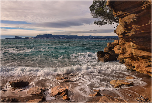 Mer agitée sur la plage de Saint Cyr sur Mer by Charlottess