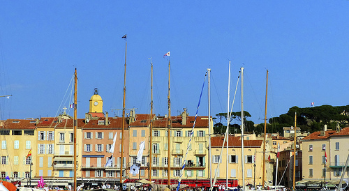 Le clocher de Saint-Tropez au travers des mâts du port par mary maa