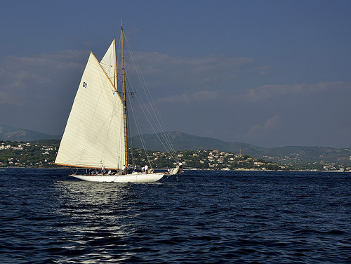 Voile  Retour au port dans la lumière du soir par christian.man12