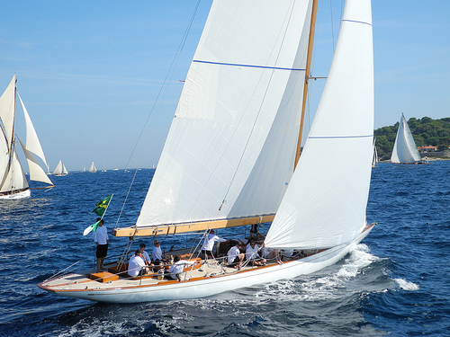 Les régates de Saint-Tropez : voiles blanches by PUIGSERVER JEAN PIERRE