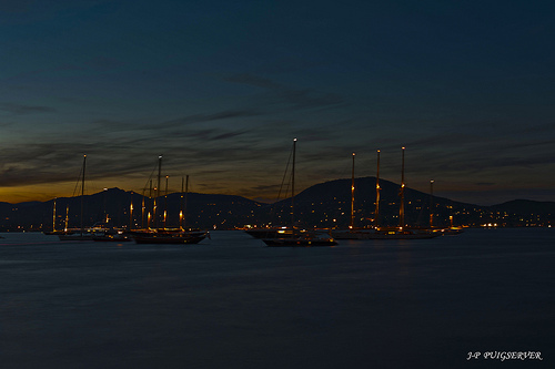 La baie de saint-tropez de nuit par PUIGSERVER JEAN PIERRE