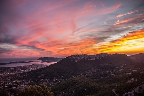 La vie en rose - Mont Faron et Coudon au dessus de Toulon par CarolineMart.