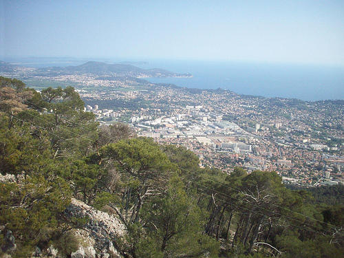 Vue sur Toulon, jusqu'aux îles d'Hyères. depuis le Mont Faron by Only Tradition