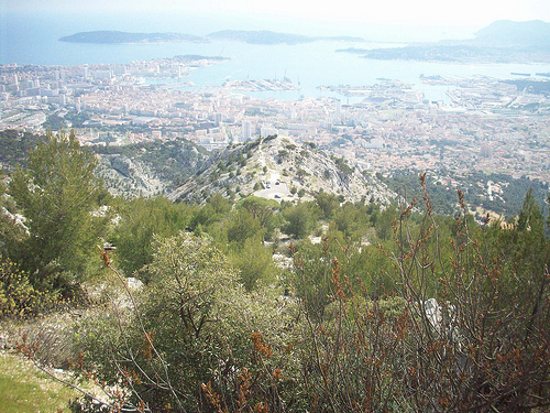 Vue sur Toulon, la presqu'île de Saint-Mandrier, le Cap Sicié. Mont Faron, Toulon. par Only Tradition