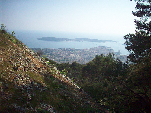 Vue sur Toulon et la presqu'île de Saint-Mandrier. Mont Faron, Toulon. par Only Tradition