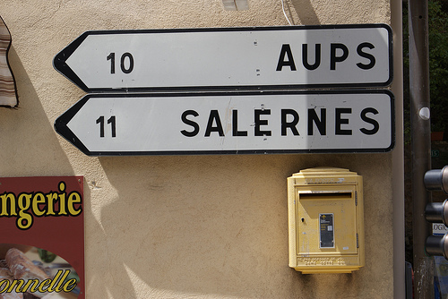 Boîte aux lettres et panneaux de direction par Elisabeth85