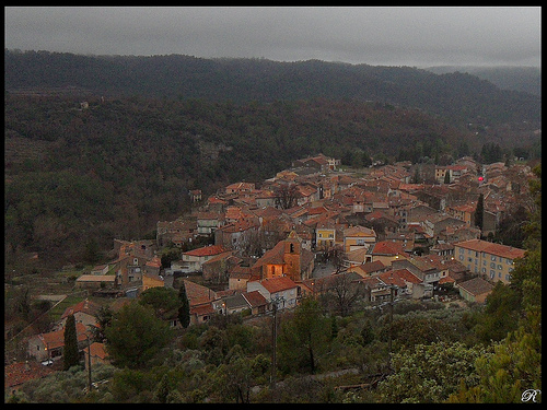 Varages - vue sur le village en hiver par Renaud Sape