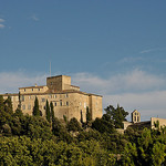 le Château d'Ansouis et chapelle romane à contreforts par La Enry - Ansouis 84240 Vaucluse Provence France