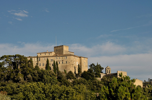 le Château d'Ansouis et chapelle romane à contreforts by La Enry