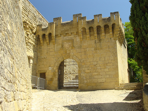 Une des portes d'entrée du Château d'Ansouis by tautaudu02