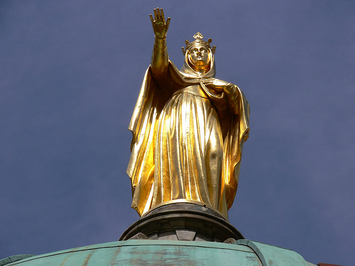 Statue dorée en haut de la Cathédrale Sainte-Anne d'Apt by Jean NICOLET