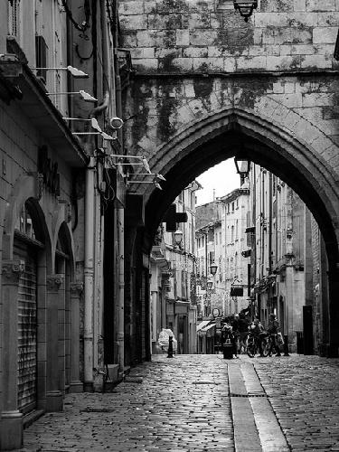 Apt - rue des marchands au pied de la tour de l'horloge par rbrands