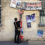 Festival d'Avignon : on accroche les affiches dans toute la ville par gab113 - Avignon 84000 Vaucluse Provence France