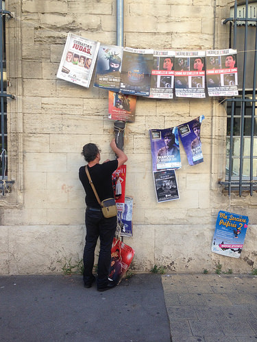 Festival d'Avignon : on accroche les affiches dans toute la ville by gab113