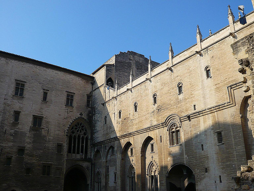 Vaucluse - Avignon - Le palais des papes - La cour d'honneur by Vaxjo
