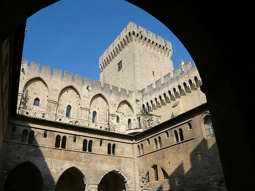 Avignon - Le palais des papes - cloître Benoit XII par Vaxjo