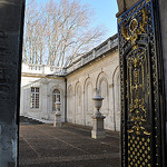 Entrée du Musée Calvet d'Avignon par Laurent2Couesbouc - Avignon 84000 Vaucluse Provence France