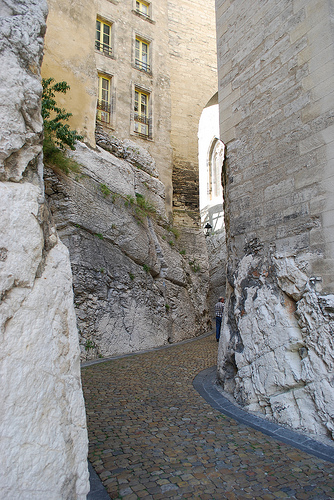 Ruelle autour du Palais des Papes par Mattia_G