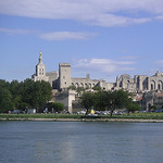 Avignon vue depuis l'autre rive : Notre Dame des Doms et Le Palais des Papes par Hélène_D - Avignon 84000 Vaucluse Provence France