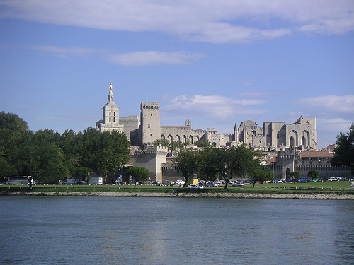 Avignon vue depuis l'autre rive : Notre Dame des Doms et Le Palais des Papes par Hélène_D