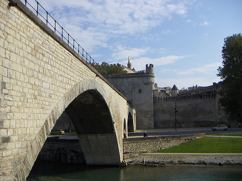 Le Pont Saint Bénézet et Le Palais des Papes par Hélène_D