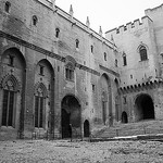 Le palais des papes : cour d'honneur par Cilions - Avignon 84000 Vaucluse Provence France