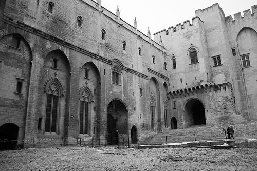 Le palais des papes : cour d'honneur par Cilions