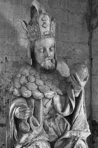 Statue - Palais des Papes by Cilions