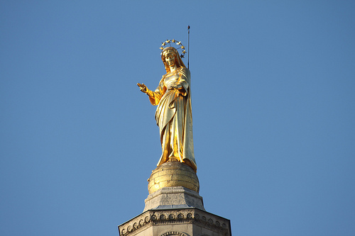 La statue dorée de Notre Dame des Doms by gab113