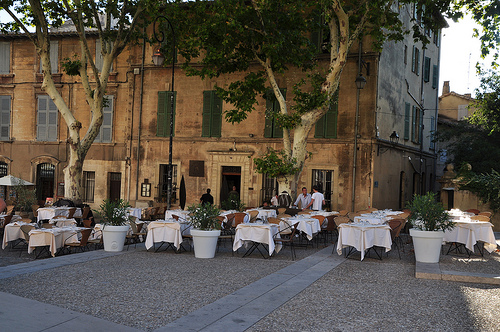 Restaurant en face du Palais des Papes, Avignon par Huiling Chang