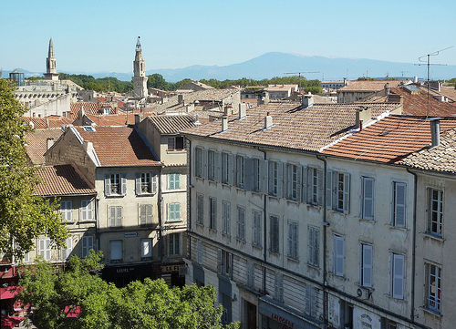 Vue au dessus des toits d'Avignon vers le Mont-Ventoux by Toño del Barrio