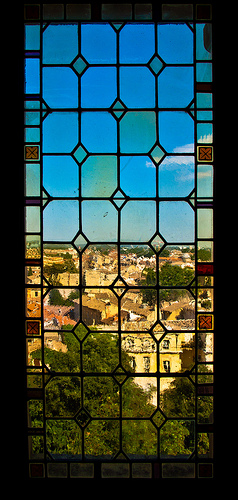 Fenêtre / Vitrail du Palais des Papes  par guillenperez