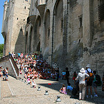 Festival d'Avignon au pied du palais des Papes par CouleurLavande.com - Avignon 84000 Vaucluse Provence France