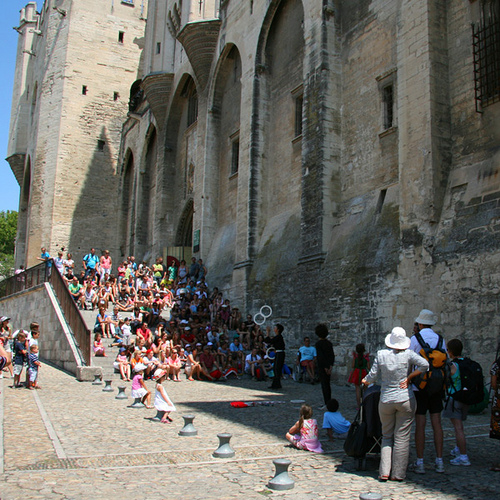 Festival d'Avignon au pied du palais des Papes by CouleurLavande.com