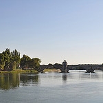 Le Pont d'Avignon posé sur le Rhône par Joël Galeran - Avignon 84000 Vaucluse Provence France