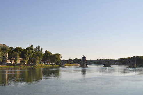 Le Pont d'Avignon posé sur le Rhône by Joël Galeran