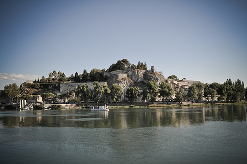 Le Rocher des doms à Avignon vu du Rhône by Joël Galeran