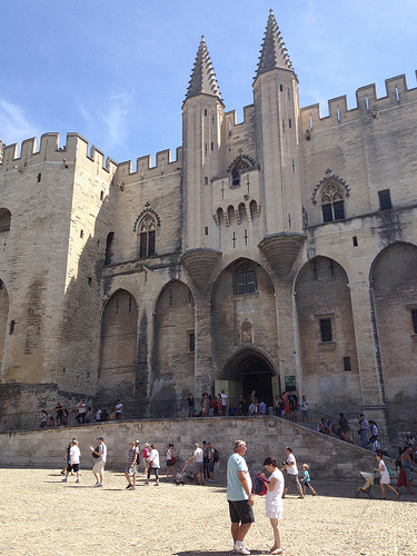 Entrée du Palais des Papes et ses tourelles by gab113