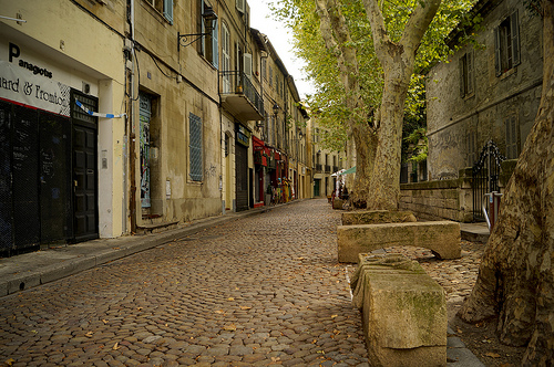 Dans les rues calmes d'Avignon by Karschti