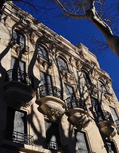 L'ombre des platanes sur les facades par byb64