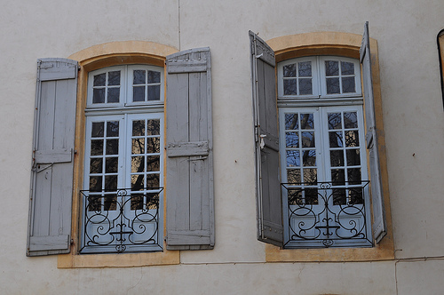 Les fenêtres, rue Gérard Philippe, Avingon, Vaucluse, Provence, France. by byb64