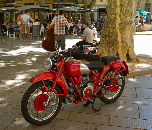 Moto : vieux bolide rouge by Casatigeo