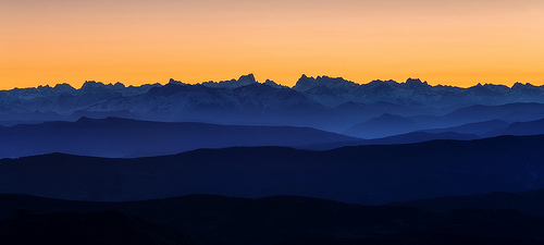 La dentelles du relief des alpes depuis le Mt Ventoux. par DBPhotographe