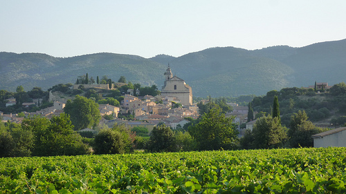 Bédoin... l'église Saint-Pierre domine le village by gab113