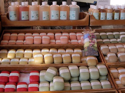 Natural soaps and shampoos - bédoin market by Sokleine